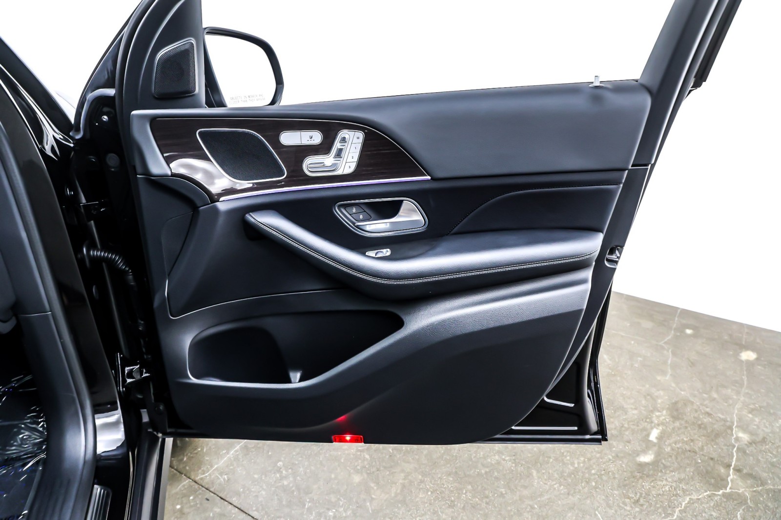 Certified Used 2024 Obsidian Black Metallic Mercedes-Benz GLE 450 4MATIC® SUV image 26