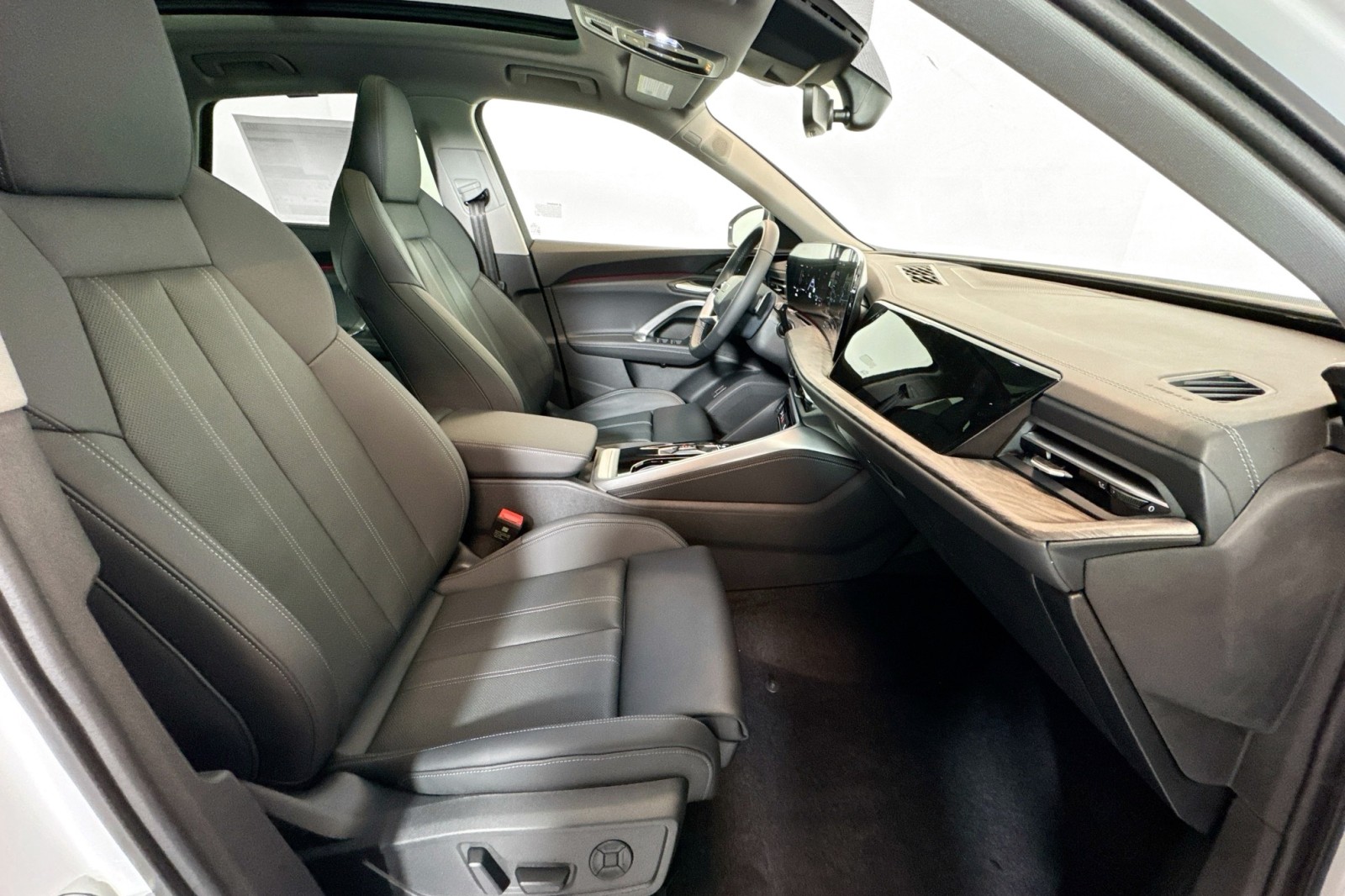 New 2025 Glacier White Metallic Audi Premium Plus 2.0 TFSI quattro image 25