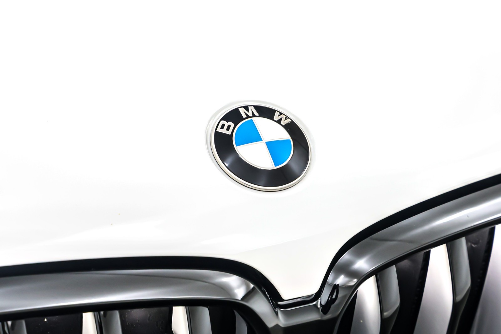 Used 2022 Alpine White BMW xDrive40i Sports Activity Coupe image 13