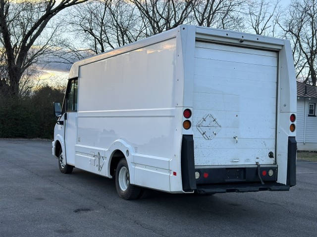 2013 Isuzu Reach 14' Van w/AIR in , 