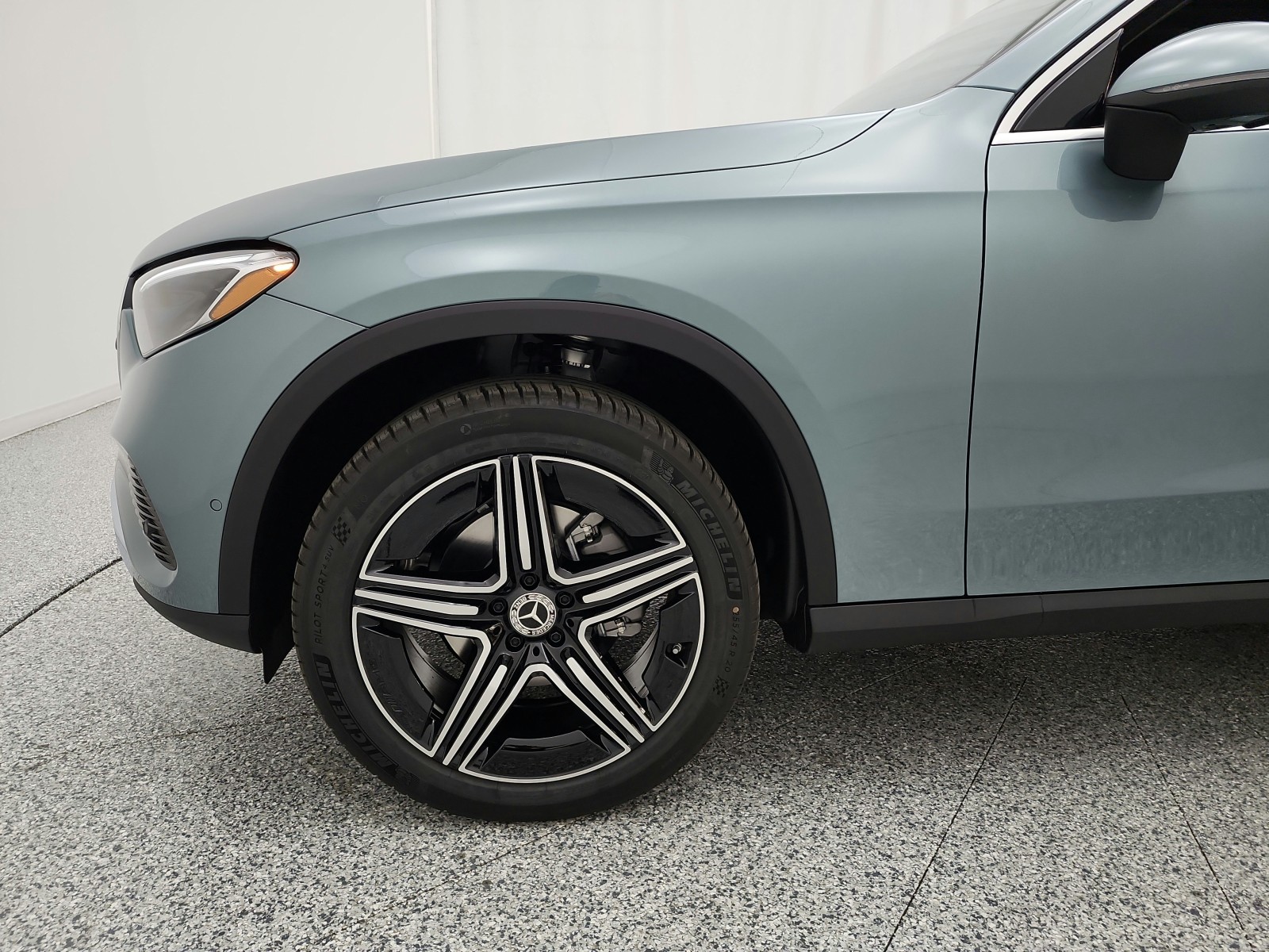 New 2027 Verde Silver Metallic Mercedes-Benz GLC 300 SUV image 13