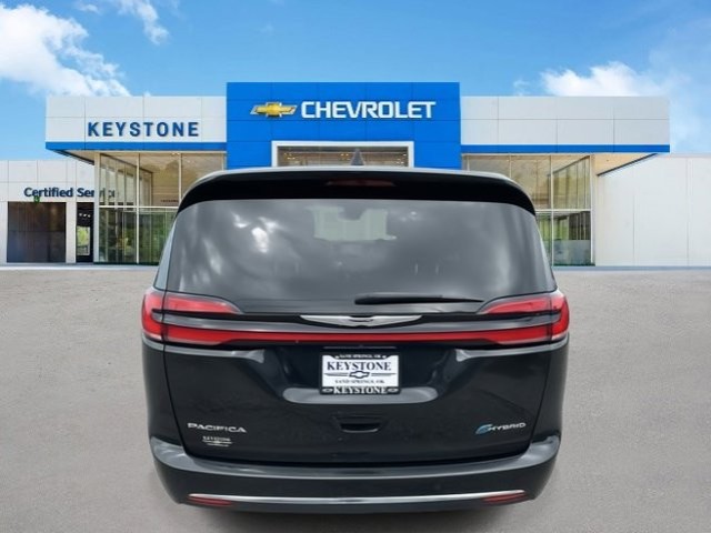 2022 Chrysler Pacifica Hybrid Touring L 4