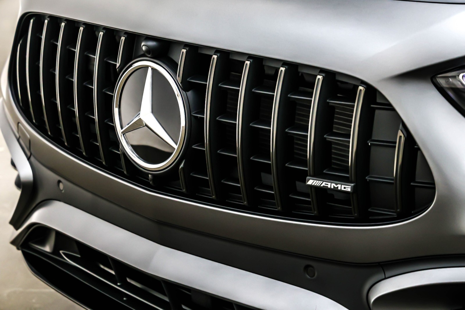 New 2026 MANUFAKTUR Mountain Grey Magno Mercedes-Benz AMG® GLA 35 image 13