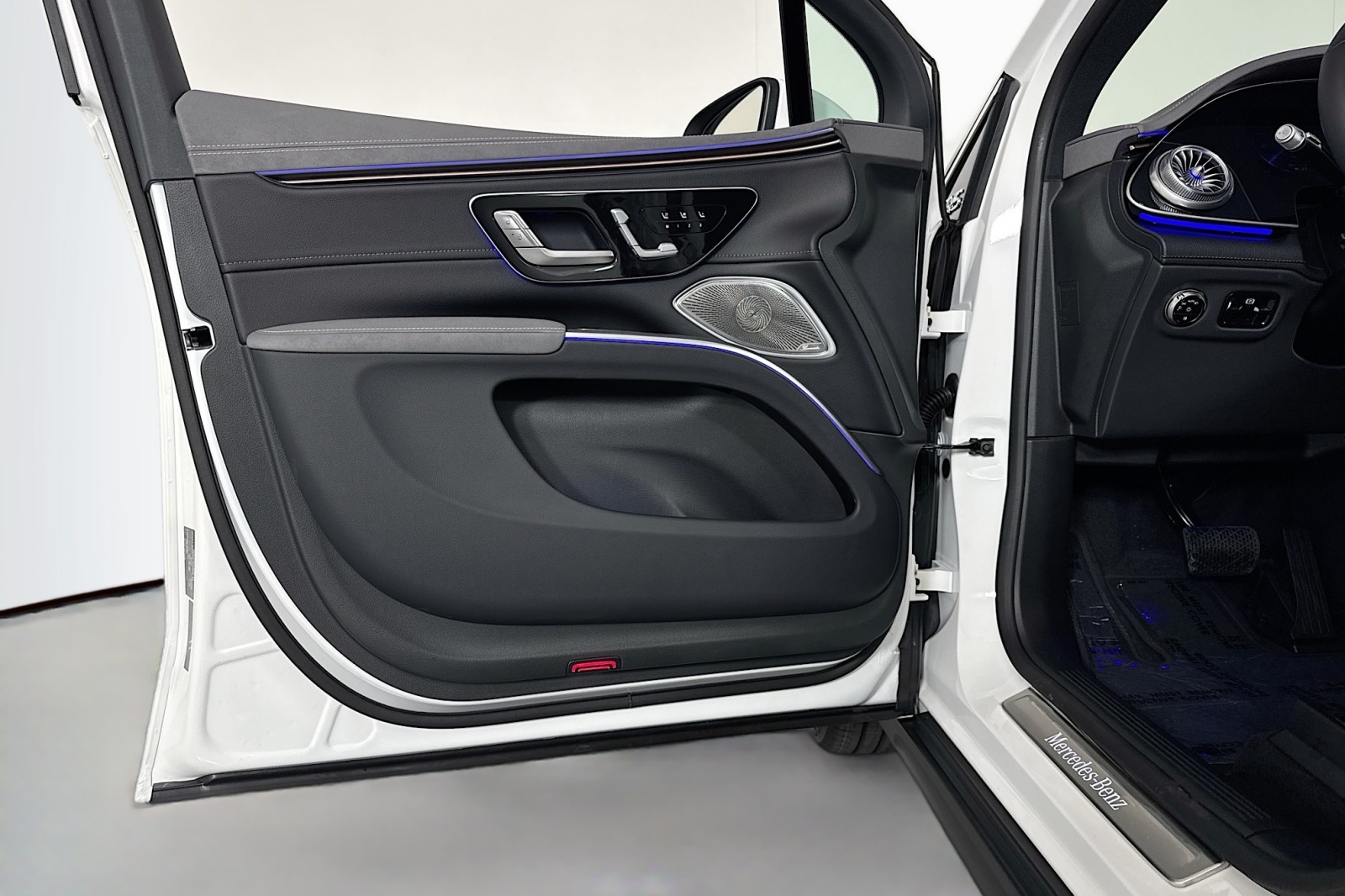 New 2026 Polar White Mercedes-Benz EQS 400 4MATIC® SUV image 20