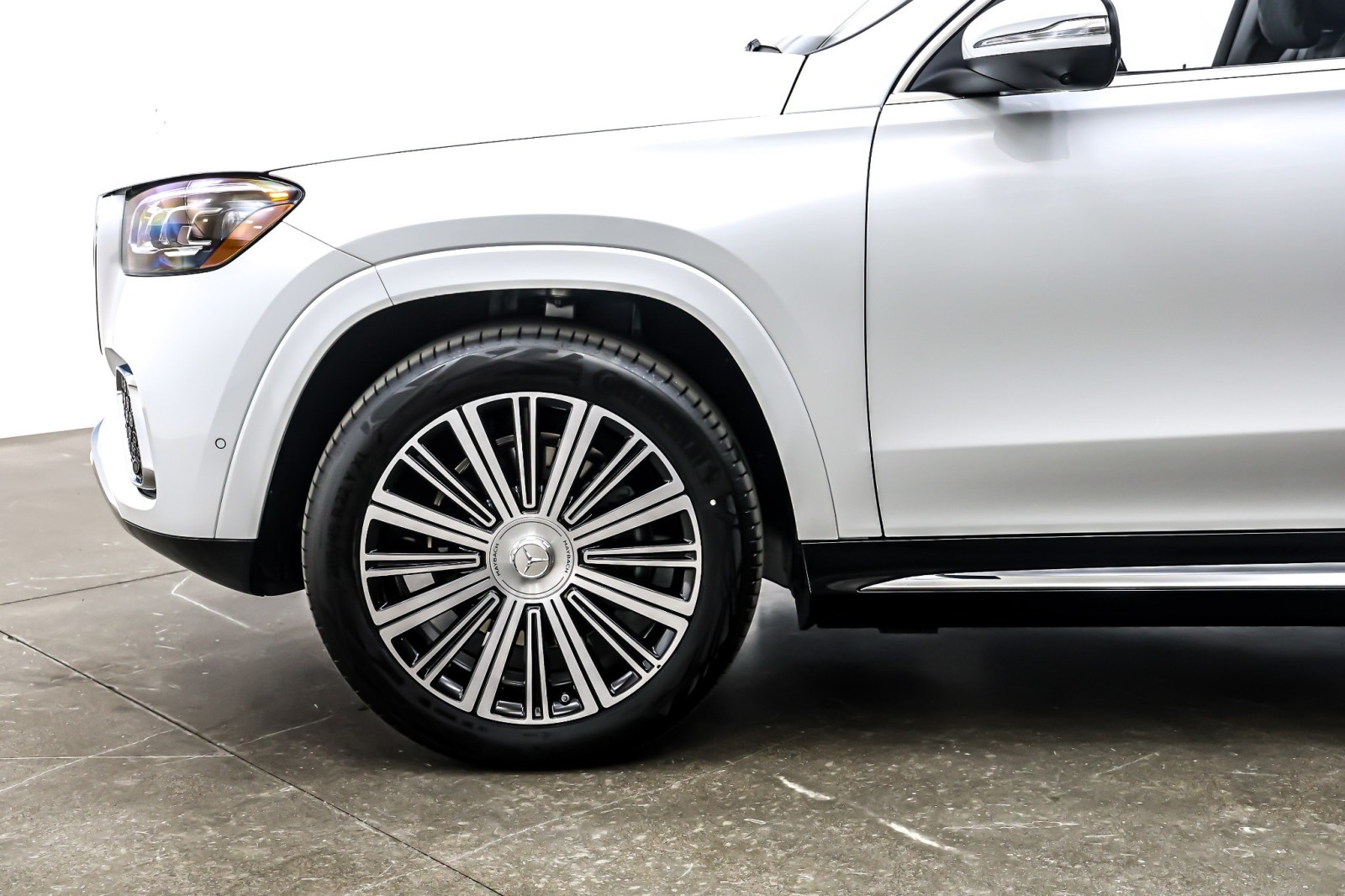 New 2026 MANUFAKTUR Moonlight White Metallic Mercedes-Benz Maybach GLS 600 image 10