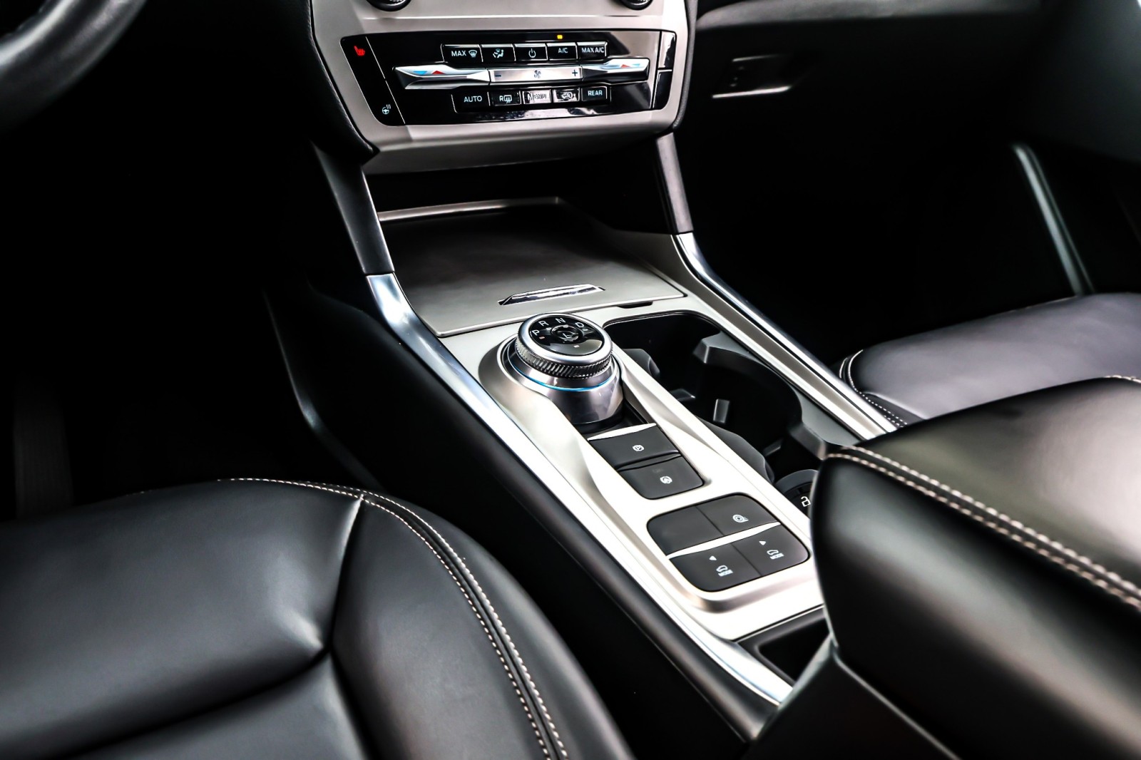 Used 2023 Oxford White Ford XLT RWD image 6