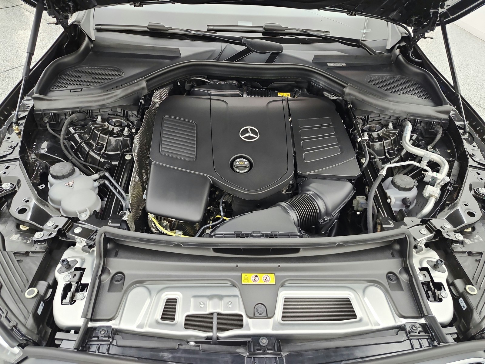 New 2027 Graphite Grey Metallic Mercedes-Benz GLC 300 SUV image 12