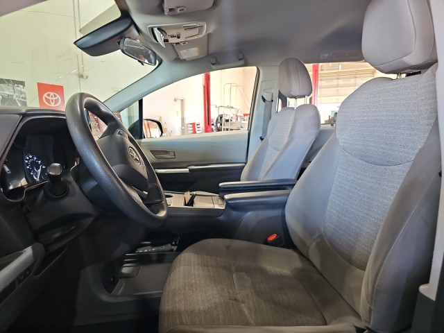 2021 Toyota Sienna LE 19