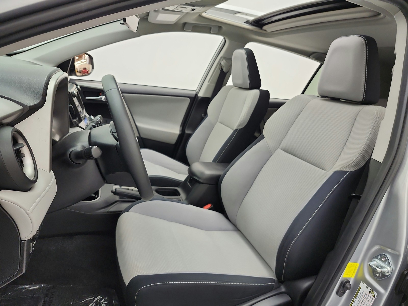 Used 2016 Silver Sky Metallic Toyota FWD 4dr XLE (Natl) image 10