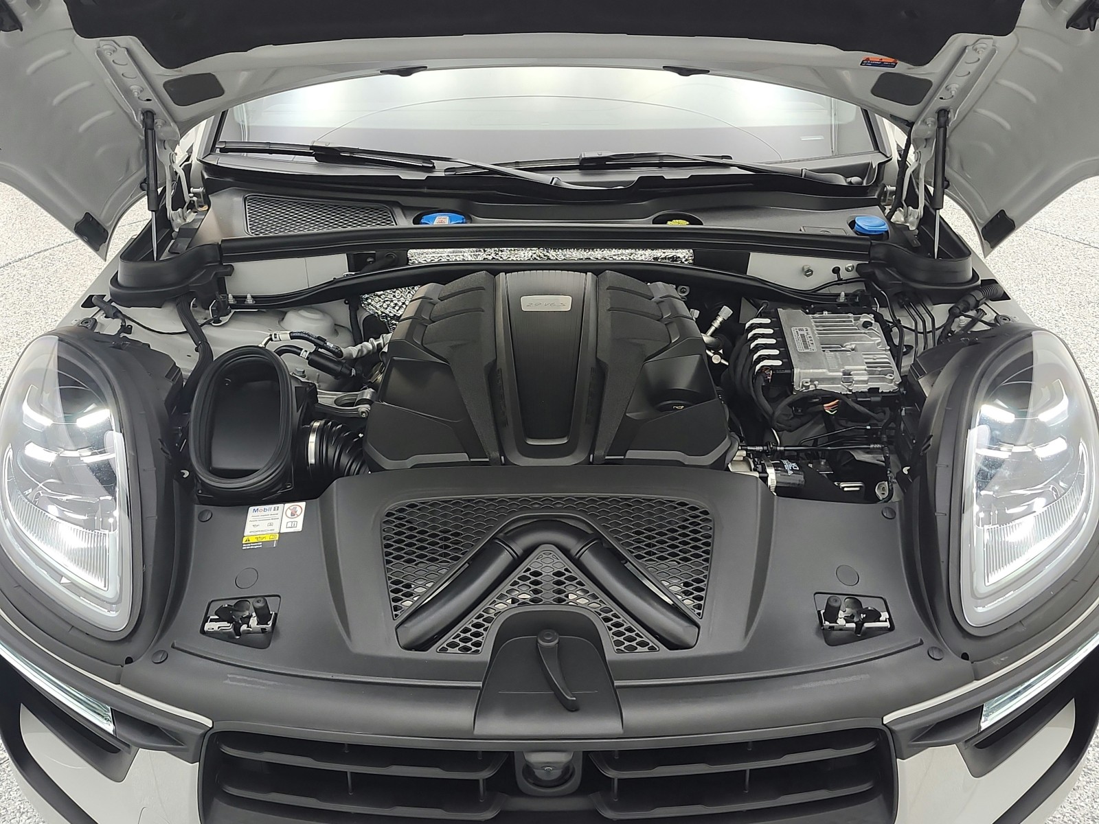 Used 2023 Chalk Porsche S AWD image 23