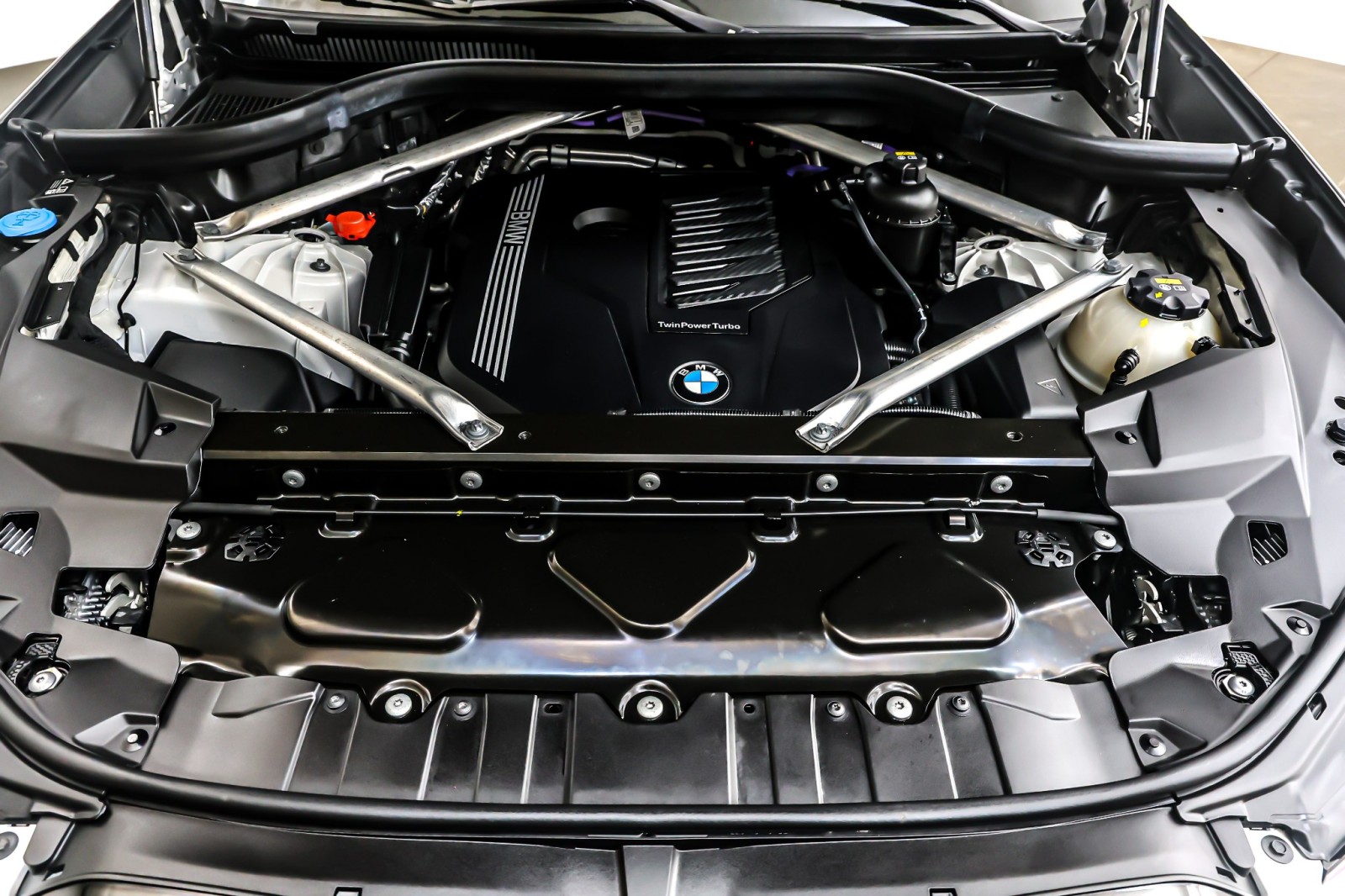 Used 2022 Alpine White BMW xDrive40i Sports Activity Coupe image 11