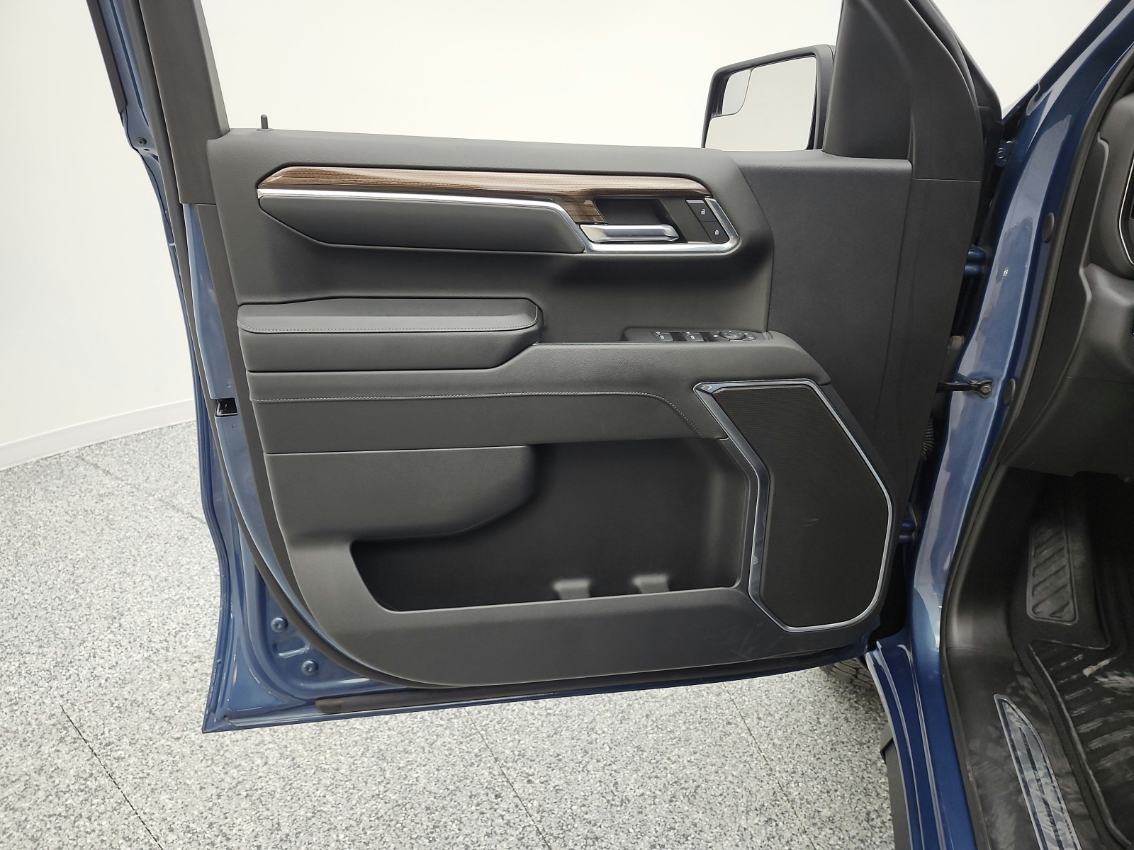 Used 2024 Lakeshore Blue Metallic Chevrolet 2WD Crew Cab 147 RST image 14