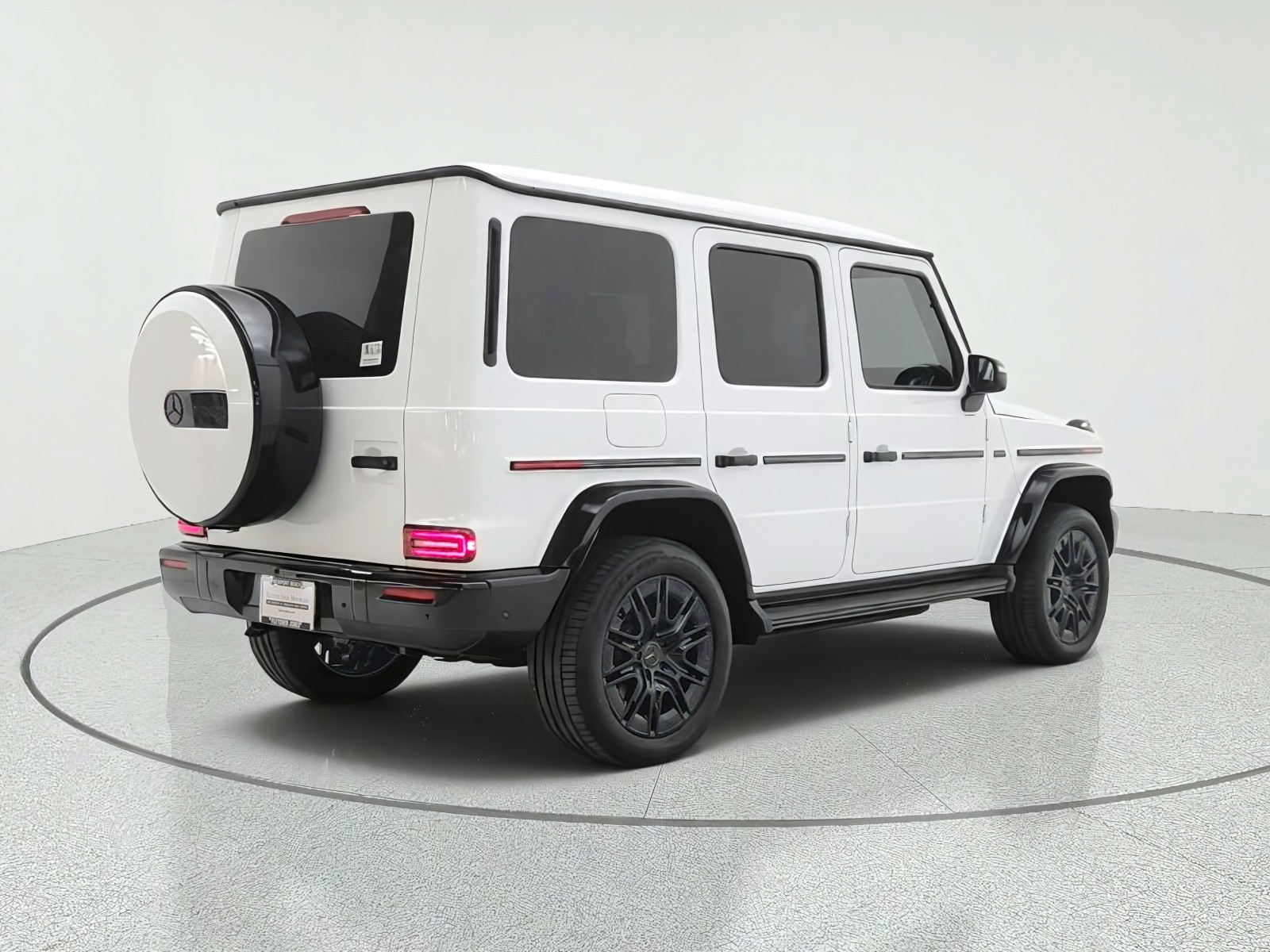 New 2027 MANUFAKTUR Moonlight White Metallic Mercedes-Benz G 580e SUV image 5
