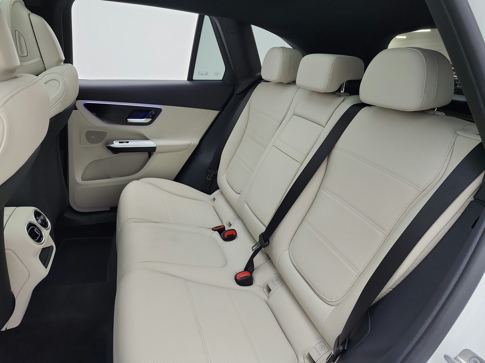 New 2027 Polar White Mercedes-Benz GLC 300 SUV image 11