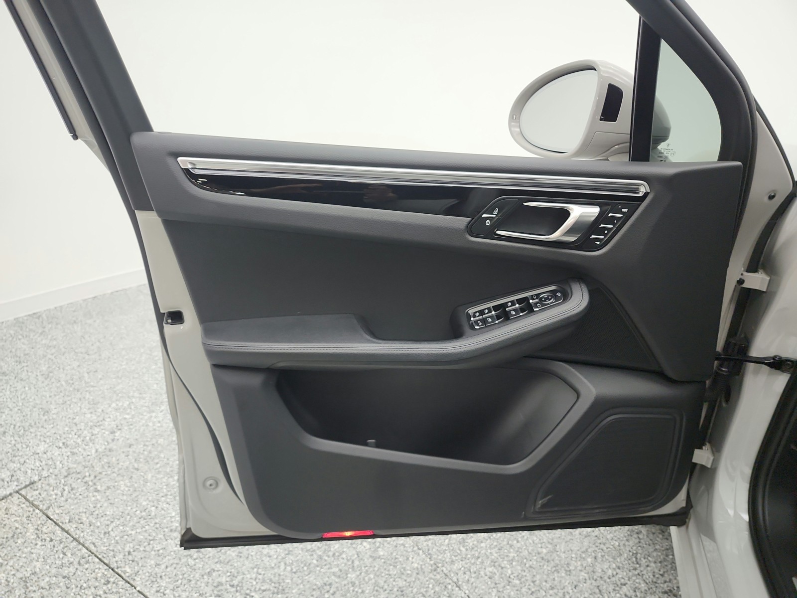 Used 2023 Chalk Porsche S AWD image 15