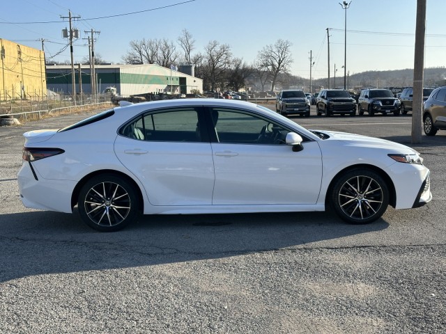 2022 Toyota Camry SE 2