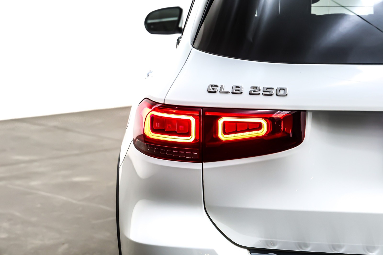 Used 2023 Polar White Mercedes-Benz GLB 250 SUV image 15