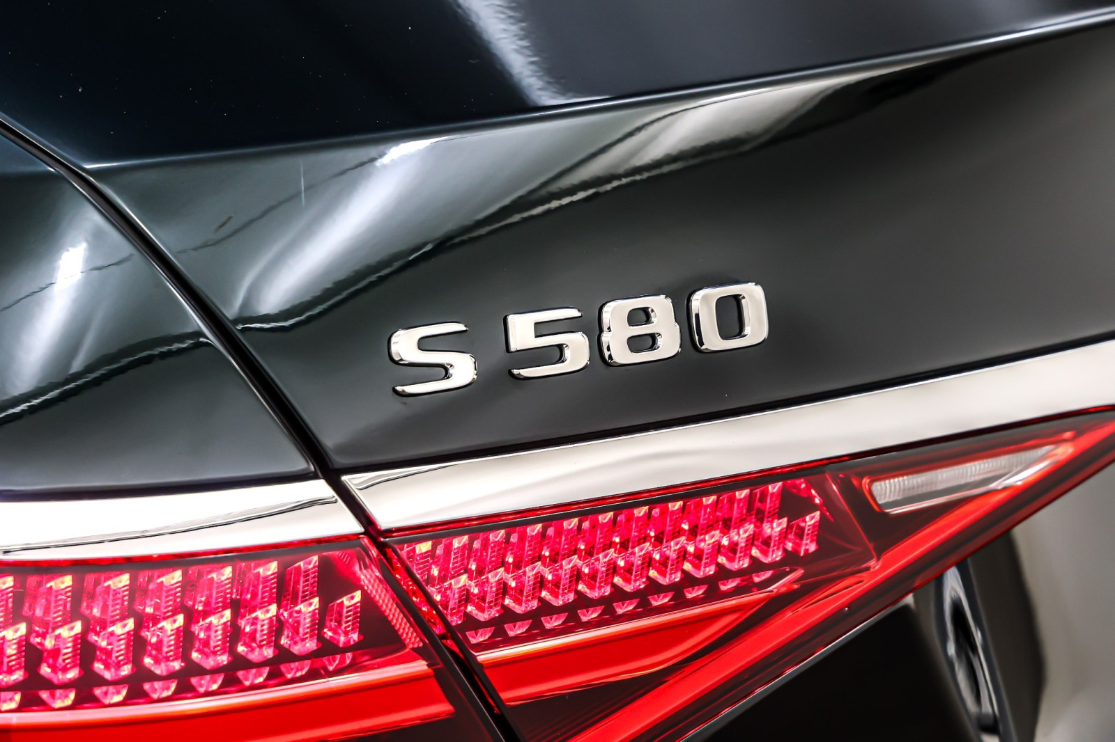 New 2026 Emerald Green Metallic Mercedes-Benz S 580 image 9