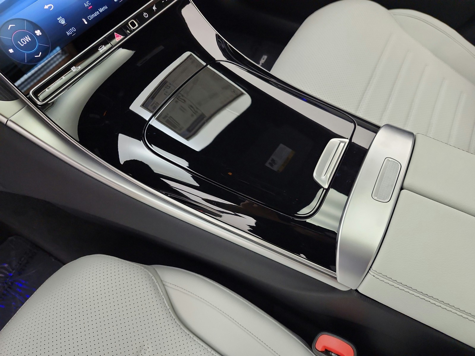New 2027 Obsidian Black Metallic Mercedes-Benz GLC 300 SUV image 9