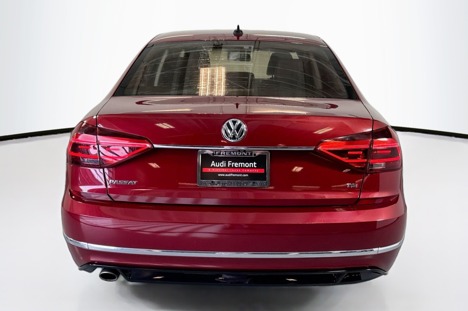Used 2017 Fortana Red Volkswagen R-Line w/Comfort Pkg image 6