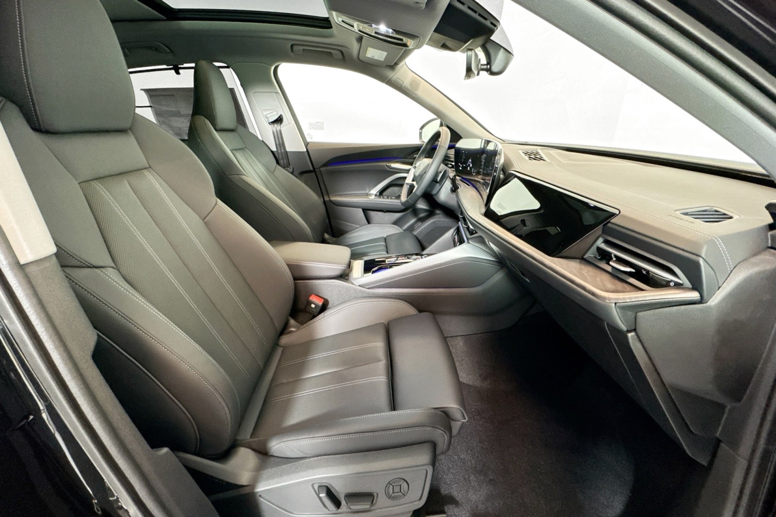 New 2025 Mythos Black Metallic Audi Premium Plus 2.0 TFSI quattro image 25