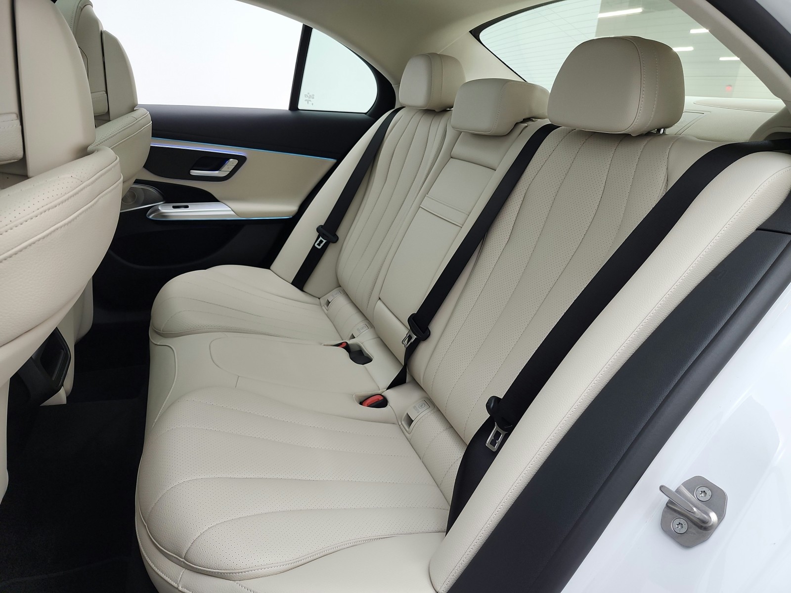 New 2027 MANUFAKTUR Moonlight White Metallic Mercedes-Benz E 450 4MATIC® Sedan image 11