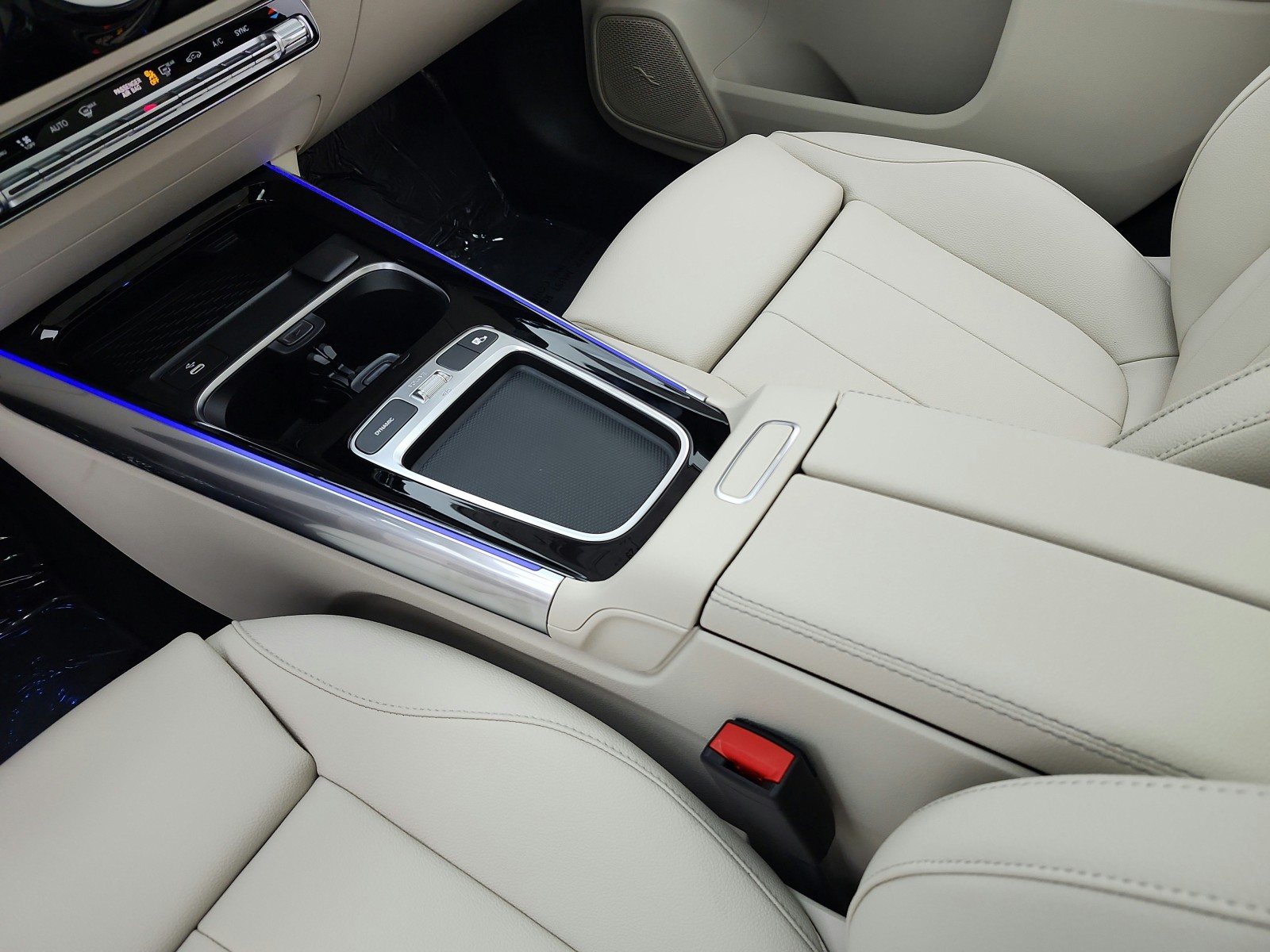 New 2026 Cosmos Black Metallic Mercedes-Benz GLA 250 SUV image 10