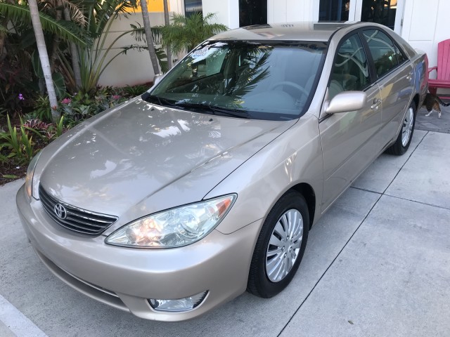 2006 Toyota Camry XLE 1 Owner Clean CarFax Cloth CD Cassette in pompano beach, Florida