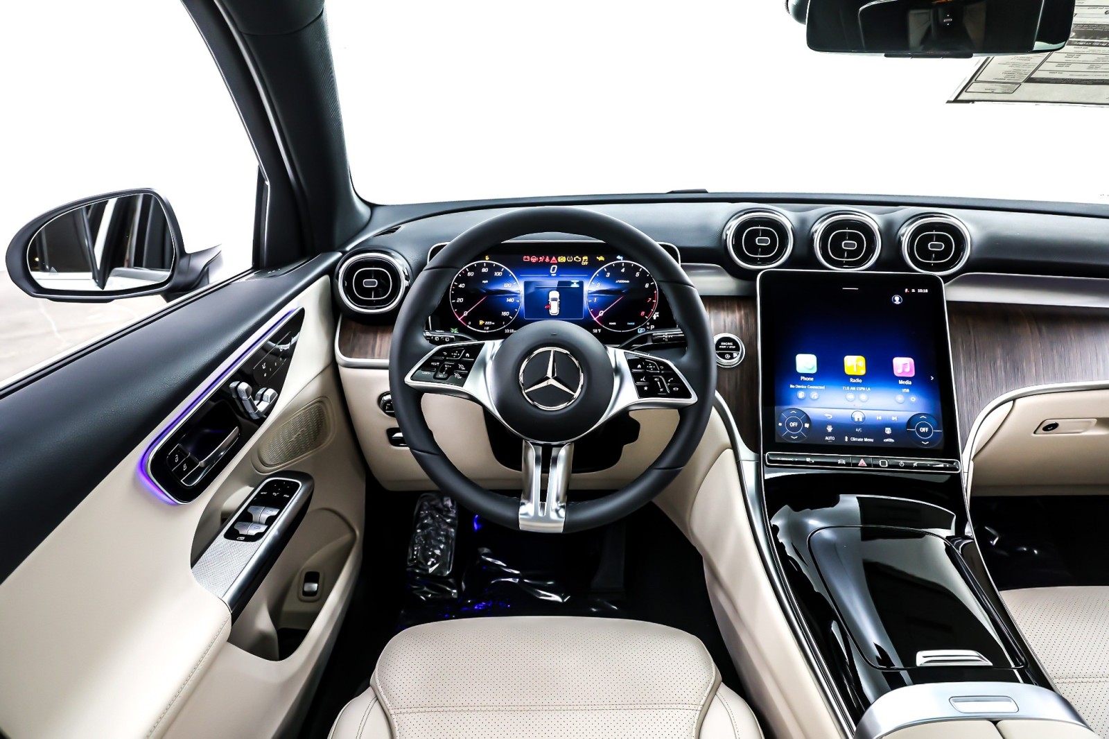 New 2026 Polar White Mercedes-Benz GLC 300 image 4