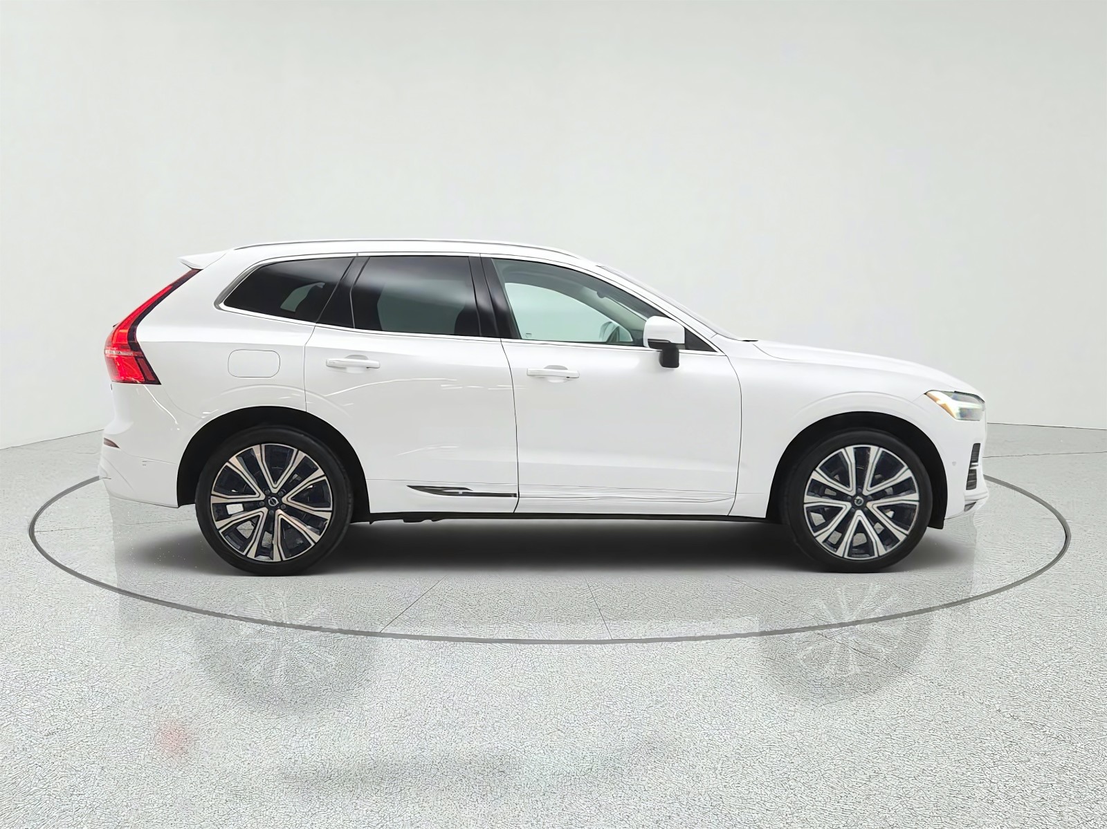 Used 2023 Crystal White Metallic Volvo B5 FWD Ultimate Bright Theme image 4