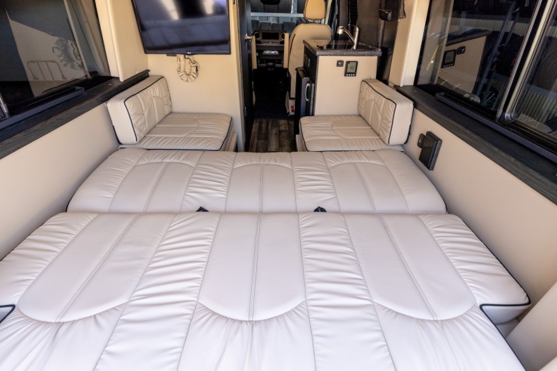 2019 Mercedes-Benz Sprinter 2500 Crew LUXURY RV Midwest Automotive Designs Daycruiser 144 4x4 in , 