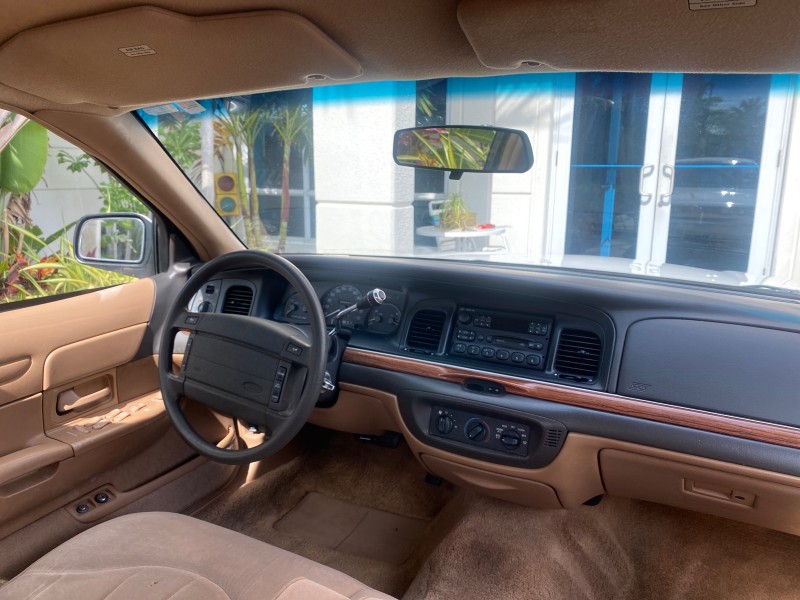 1995 Ford Crown Victoria LOW MILES 43,331 in , 