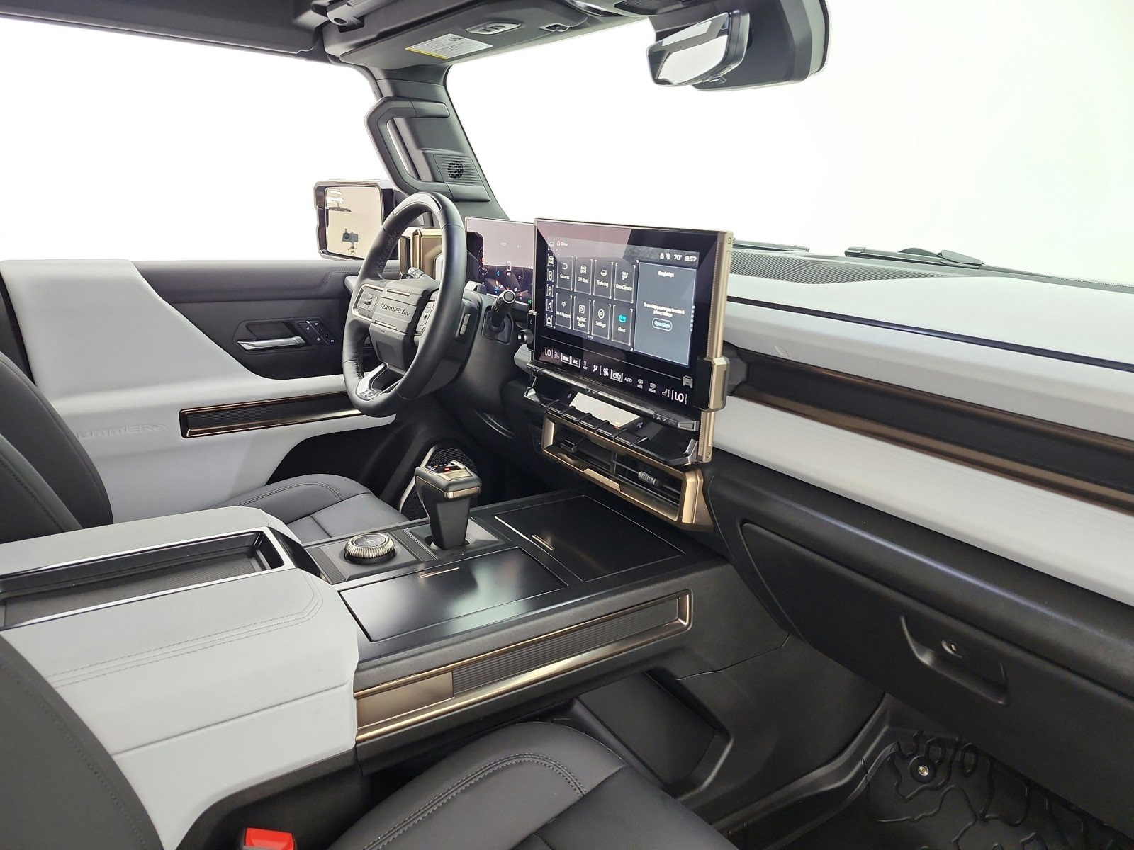 Used 2024 Void Black GMC e4WD 4dr 2X image 17