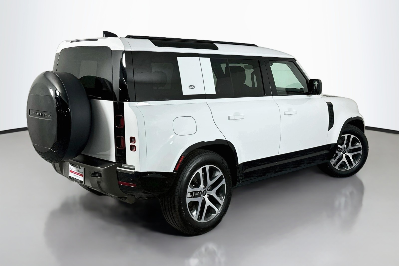 Used 2024 Fuji White Land Rover X-Dynamic SE image 14