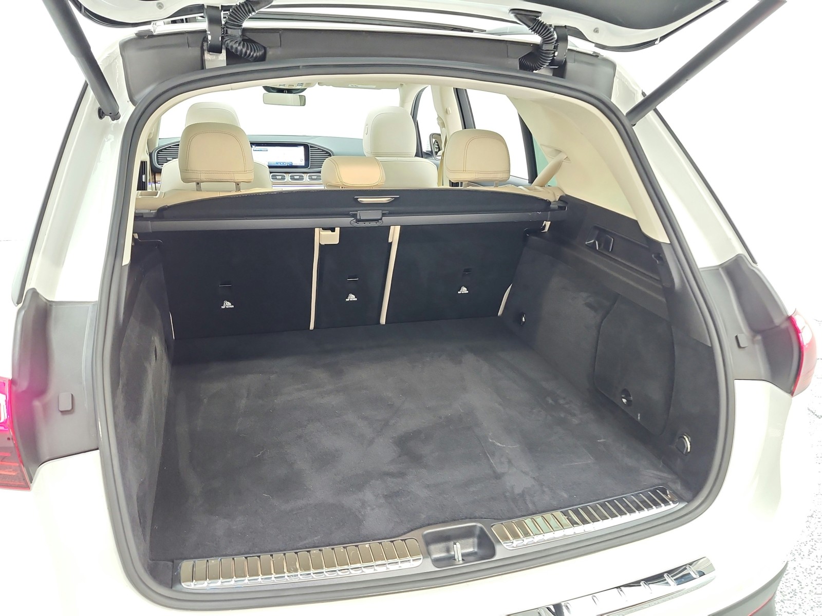 Used 2025 Polar White Mercedes-Benz GLE 450e 4MATIC® SUV image 29