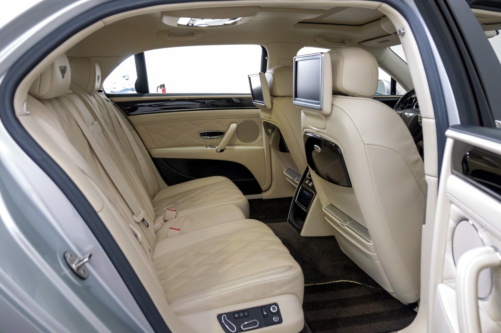 2015 Bentley Flying Spur V8 Mulliner RearEntertainment 21Alloys PicnicTable 38