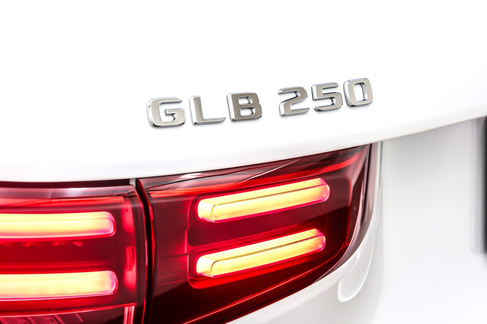 New 2026 Polar White Mercedes-Benz GLB 250 SUV image 9