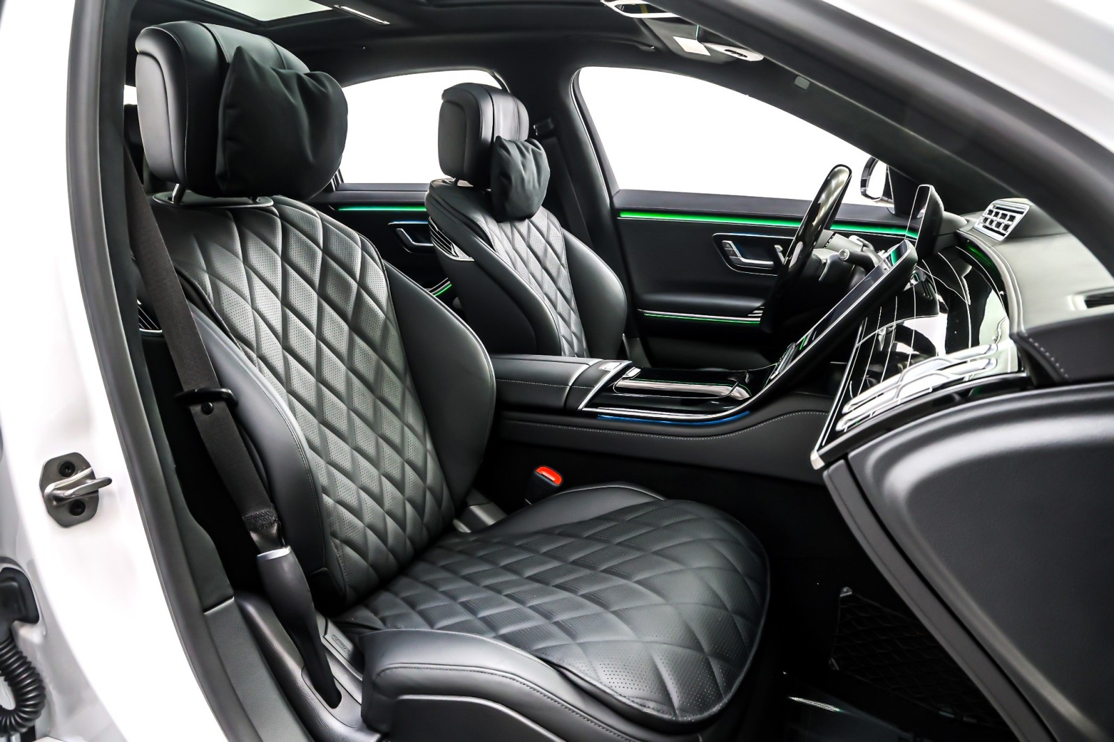 New 2025 MANUFAKTUR Moonlight White Metallic Mercedes-Benz S 580 image 7