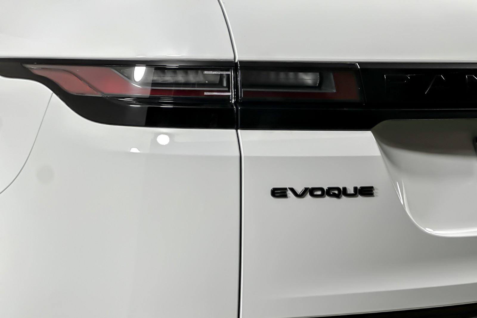 Used 2024 Fuji White Land Rover Dynamic SE AWD image 26