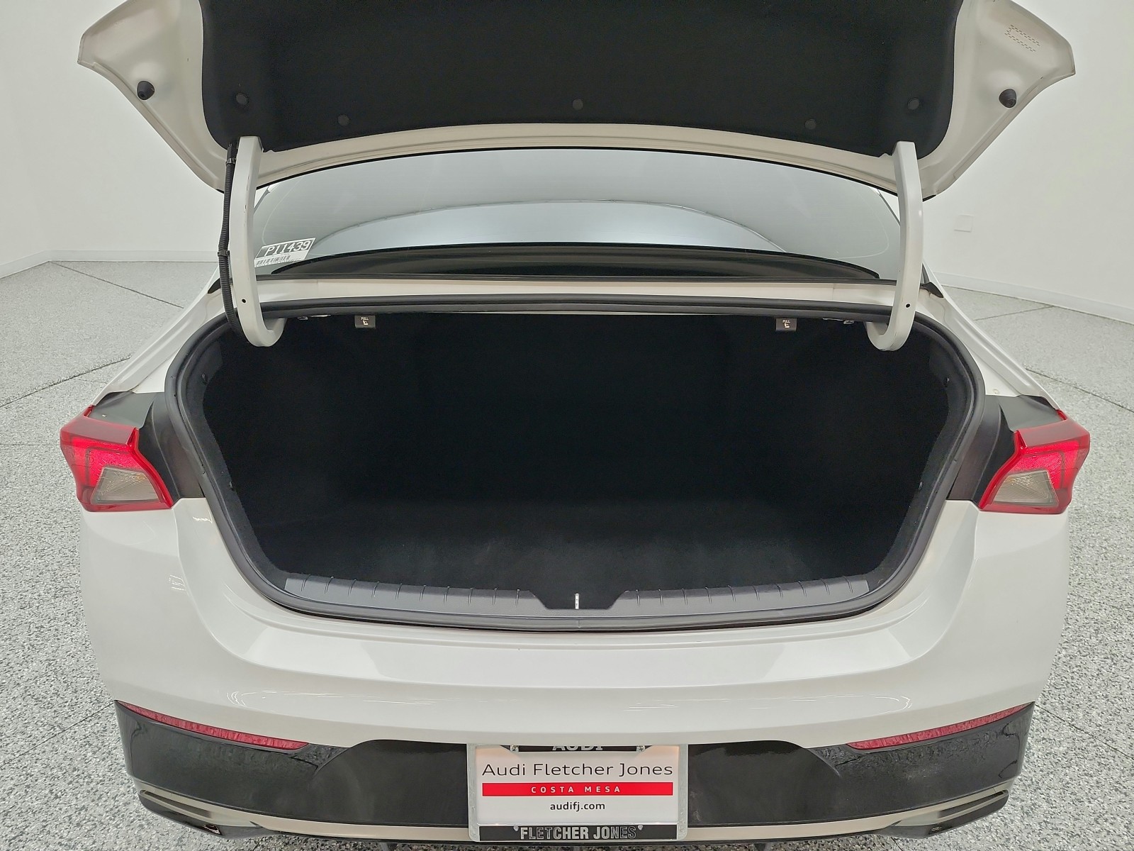 Used 2023 Glacial White Pearl Kia LXS image 18