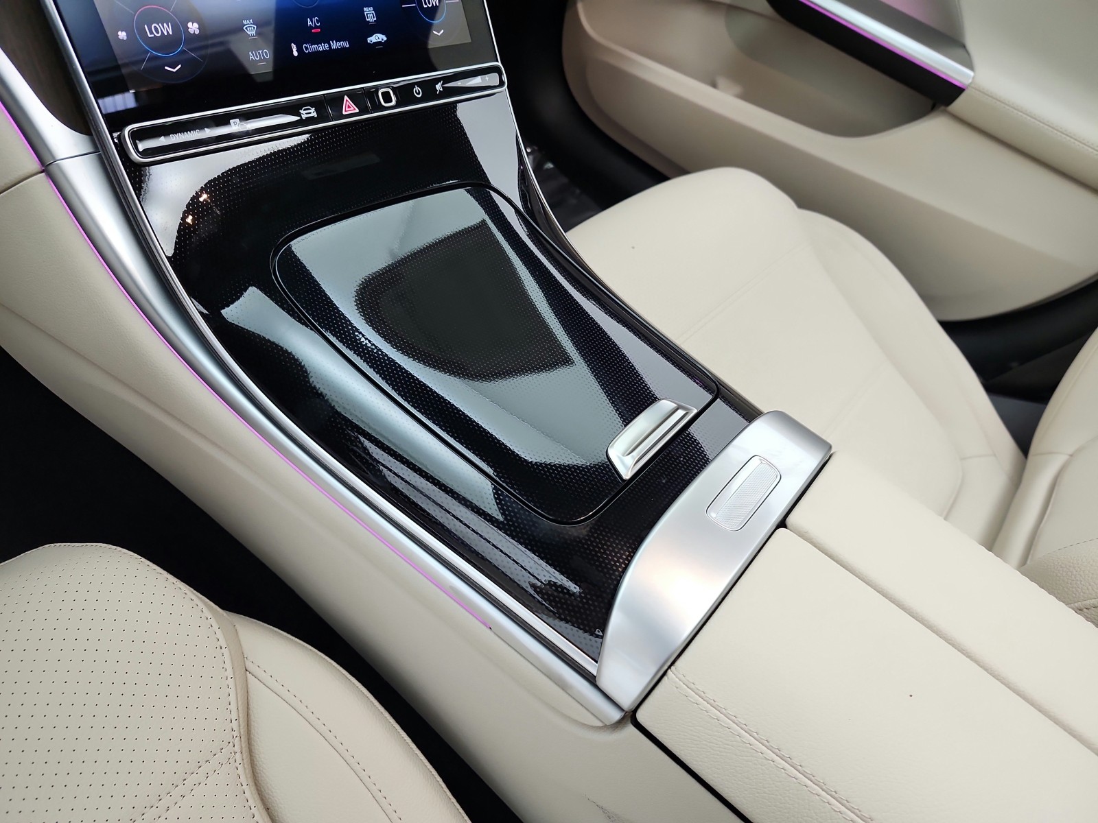 New 2026 MANUFAKTUR Moonlight White Metallic Mercedes-Benz C 300 image 10