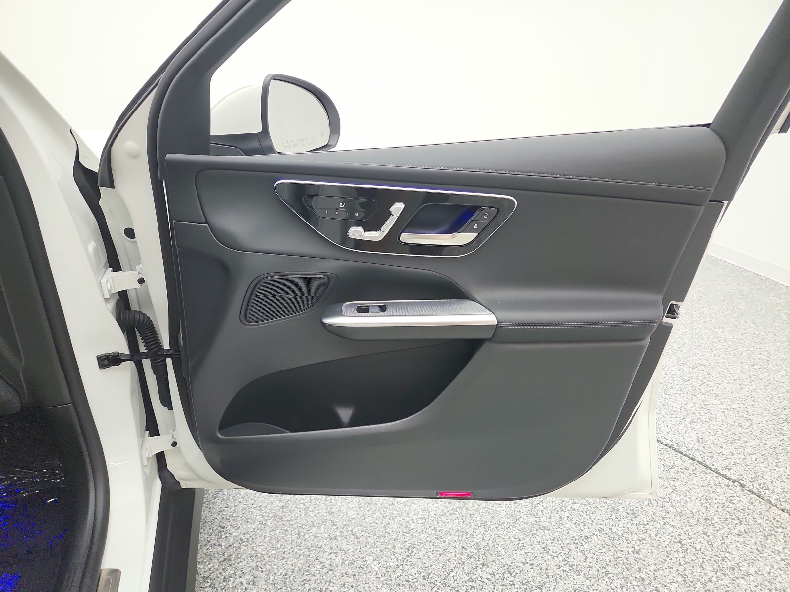 Certified Used 2025 Polar White Mercedes-Benz GLC 300 SUV image 27