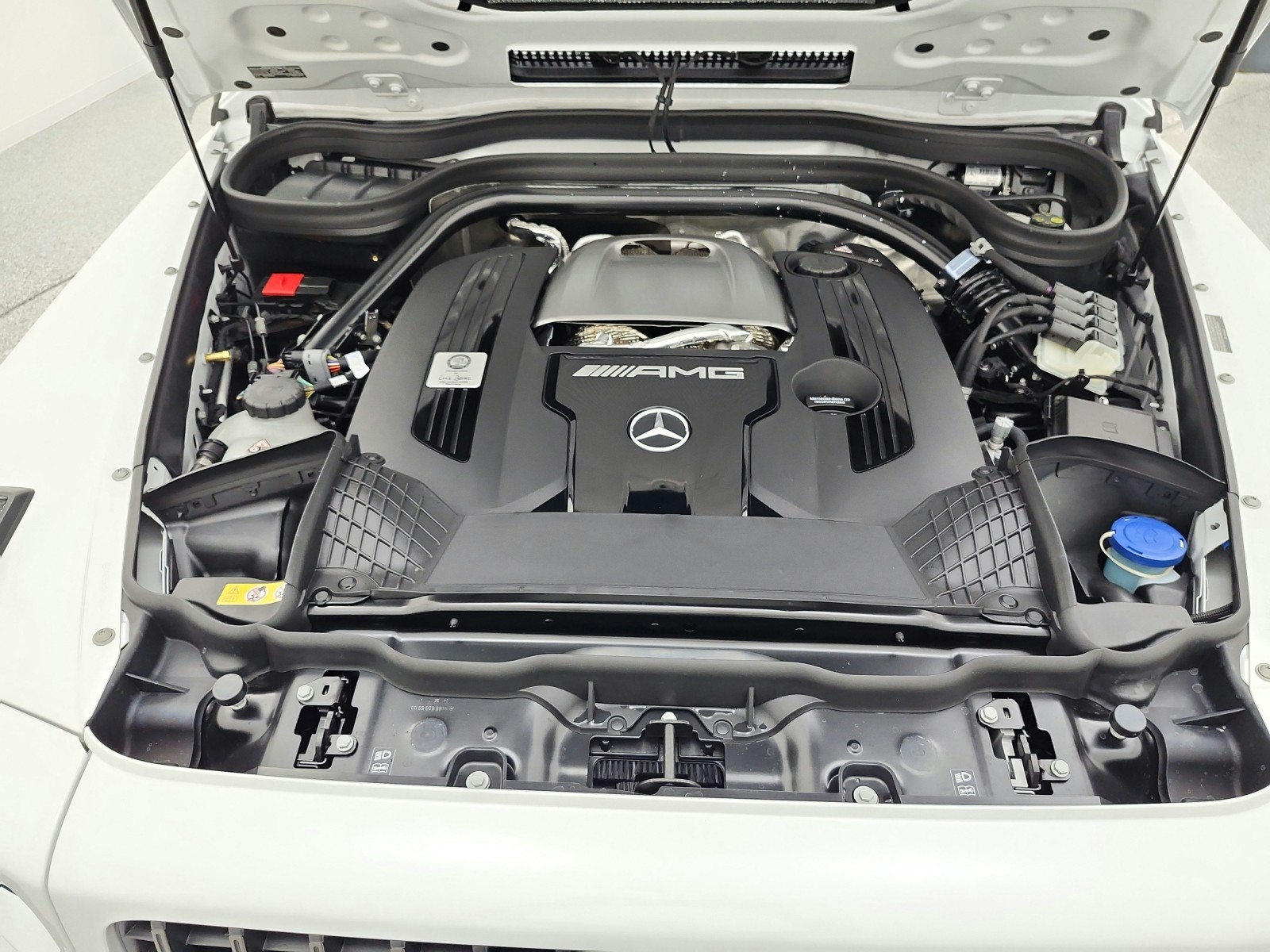 New 2026 MANUFAKTUR Moonlight White Metallic Mercedes-Benz AMG® G 63 image 12