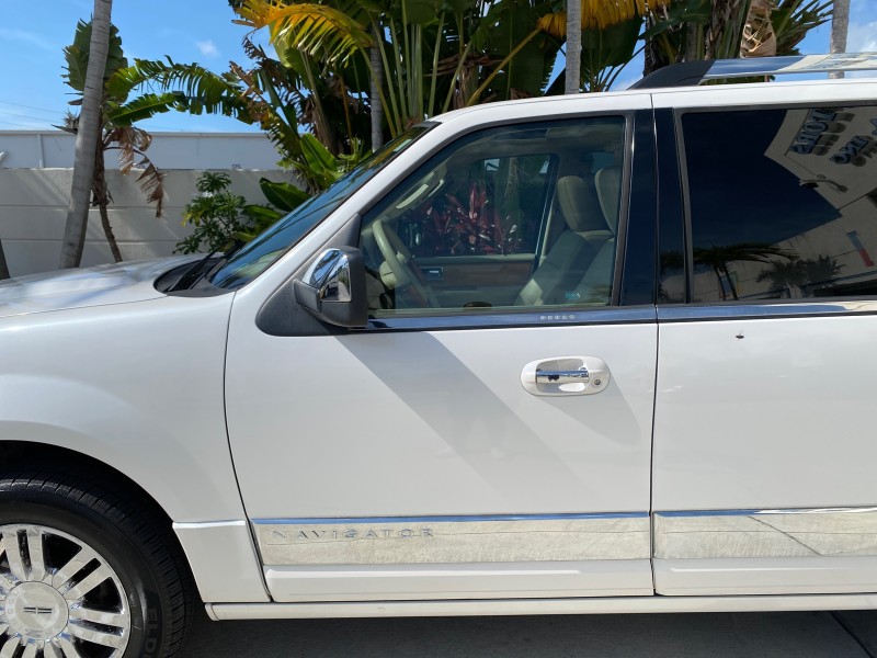 2010 Lincoln Navigator 4WD SUNROOF LOW MILES 31,209 in , 