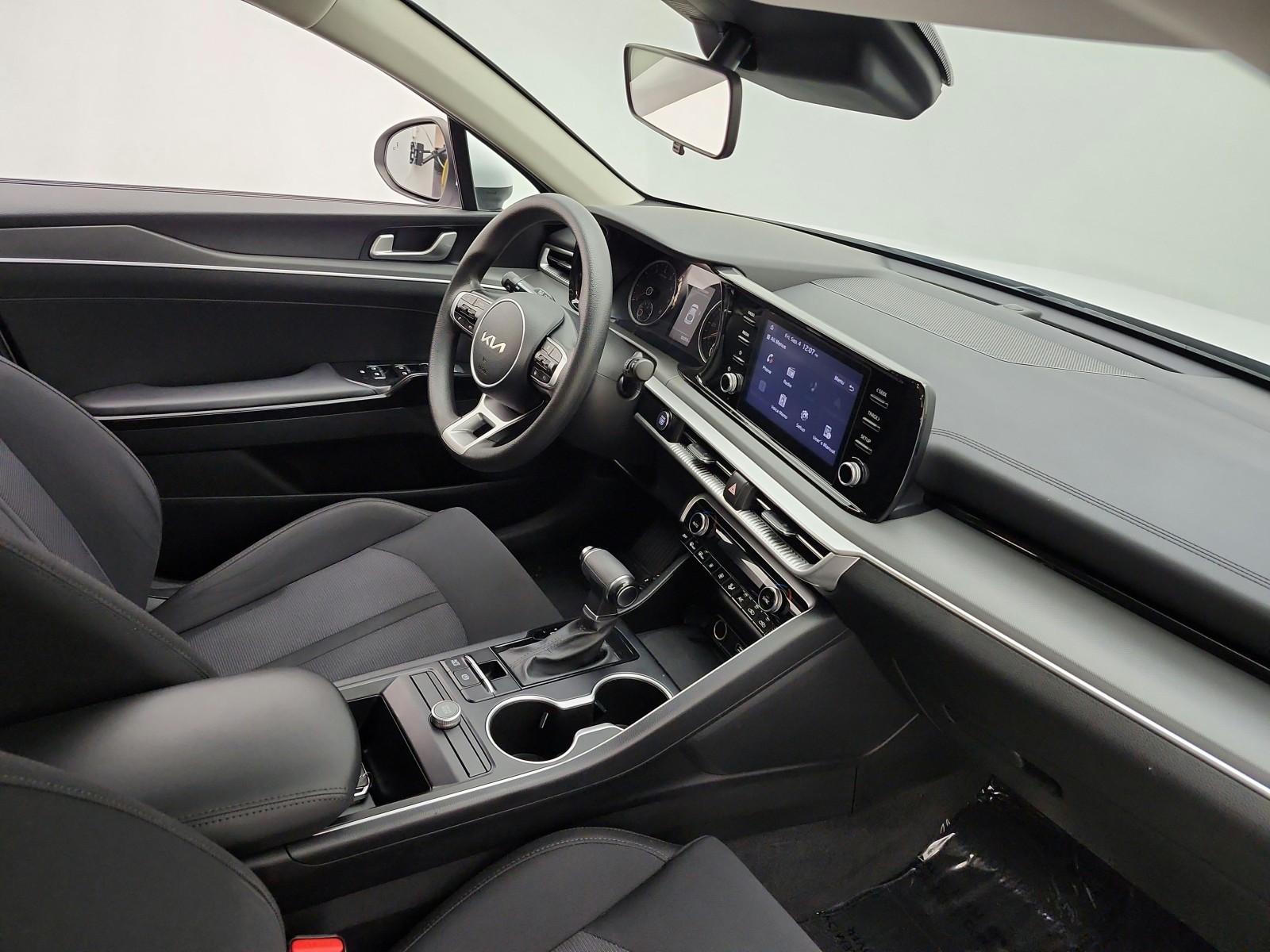 Used 2022 Glacial White Pearl Kia LXS Auto FWD image 17