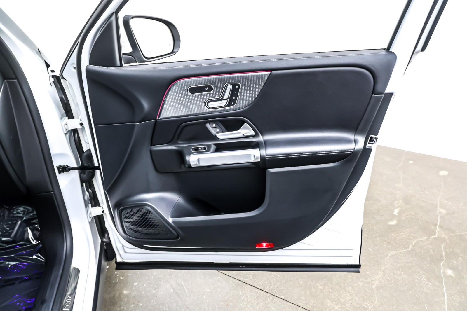 Used 2023 Polar White Mercedes-Benz GLB 250 SUV image 24