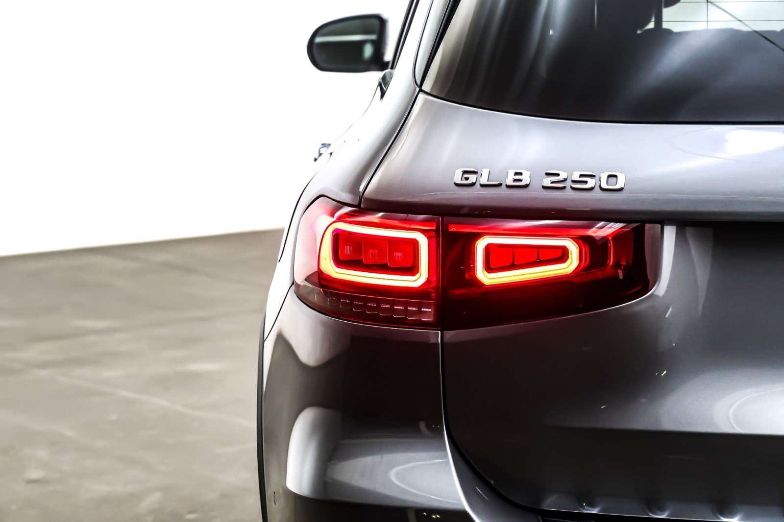 Used 2022 Mountain Grey Metallic Mercedes-Benz GLB 250 SUV image 16