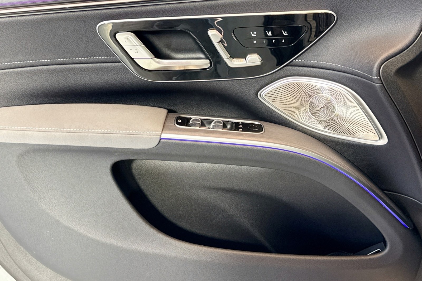 New 2026 MANUFAKTUR Alpine Grey Mercedes-Benz EQS 400 4MATIC® SUV image 16