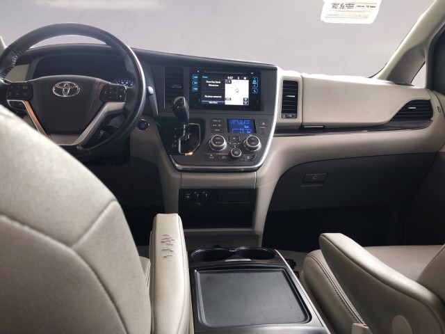 2015 Toyota Sienna XLE 11