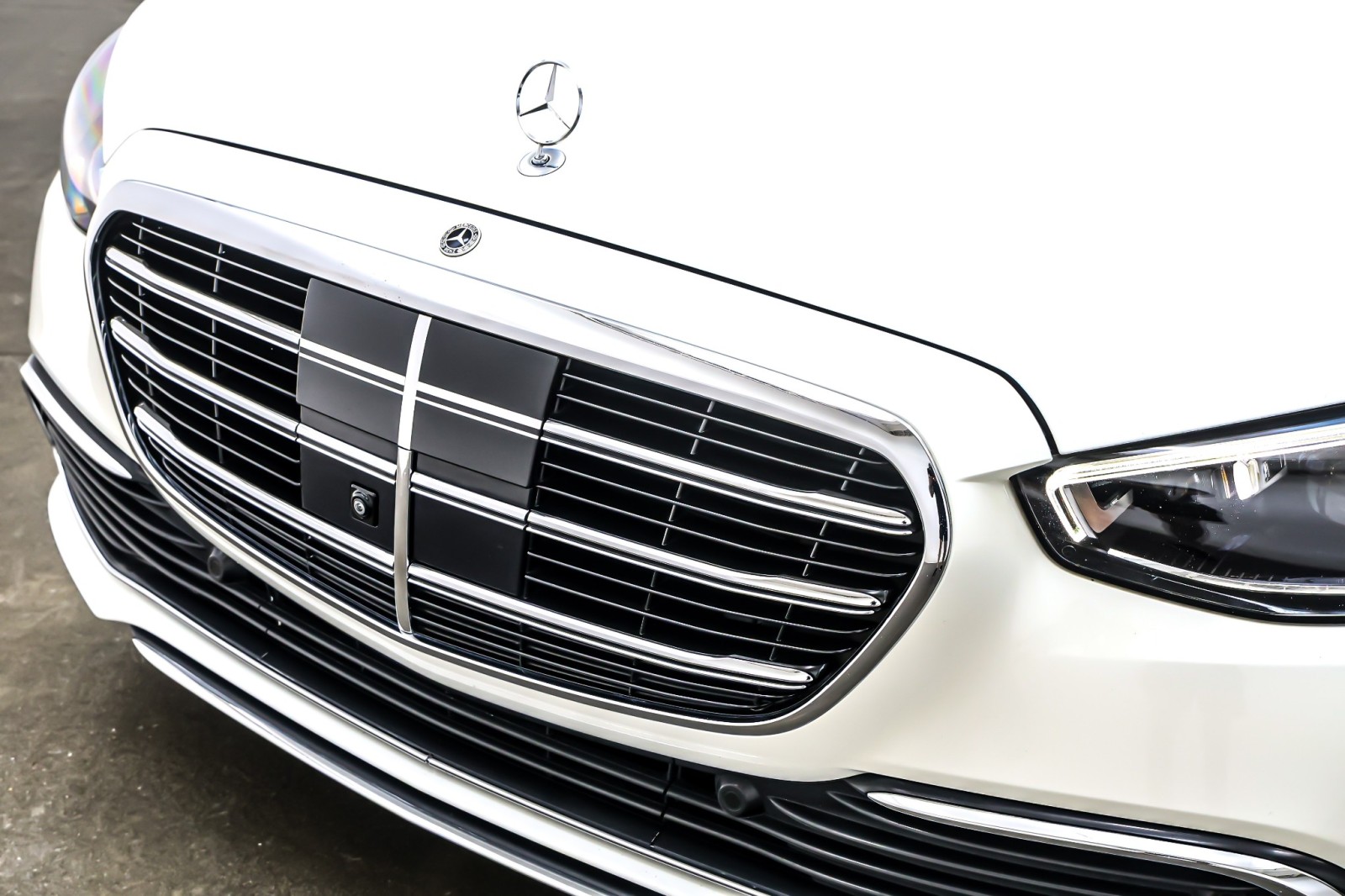 Certified Used 2023 MANUFAKTUR Diamond White Mercedes-Benz S 500 4MATIC® Sedan image 14